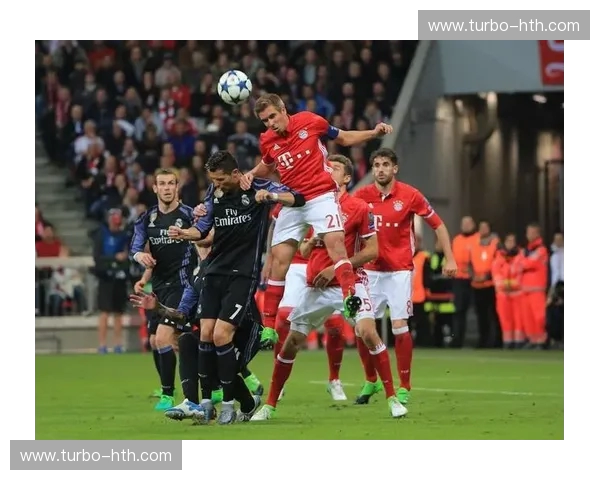 拜仁vs皇马：绿茵场上的王者之战，一张张定格永恒的瞬间